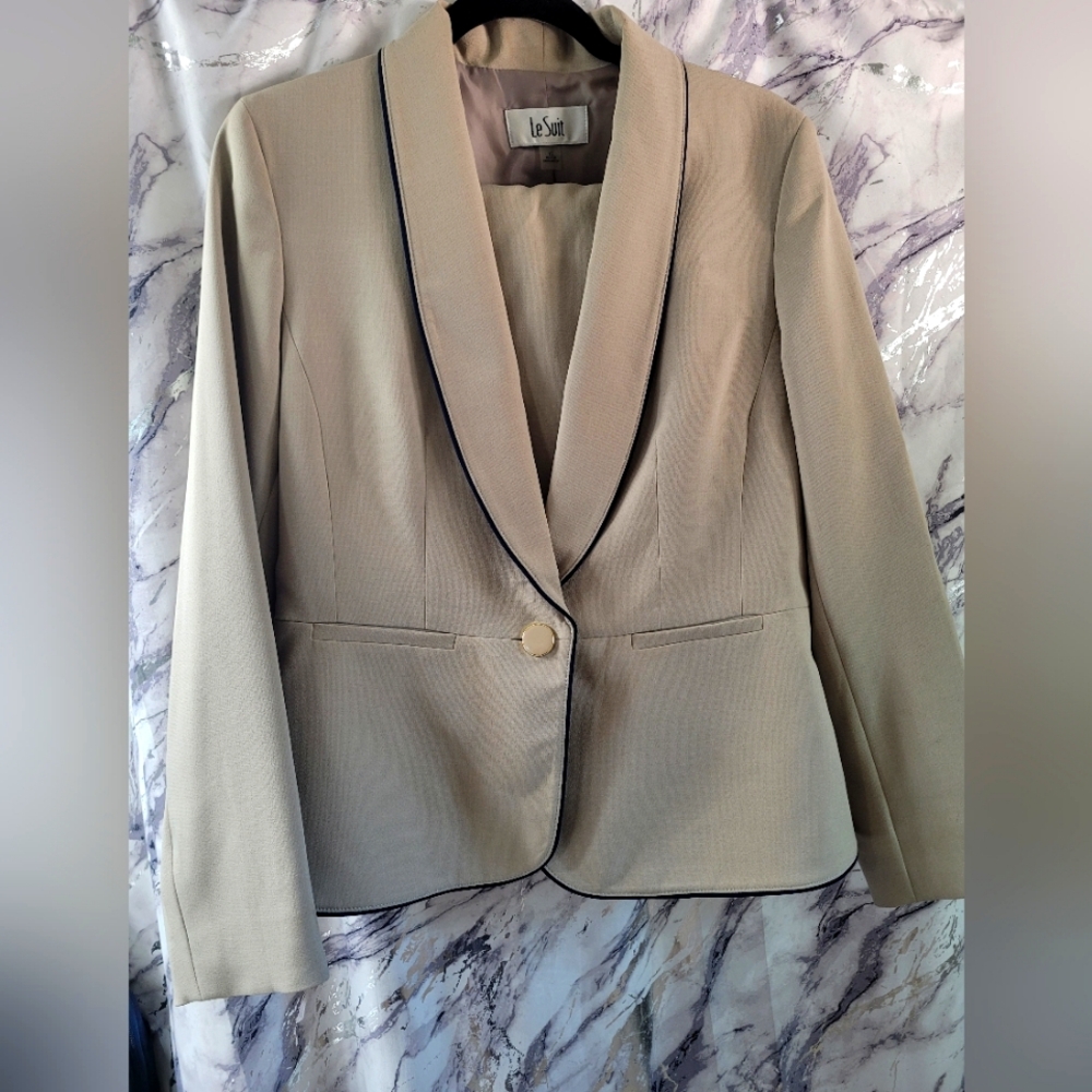 LeSuit Blazer and Skirt tan with navy Blue size 10